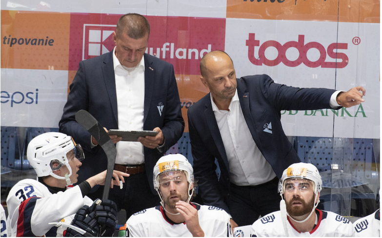 Vedenie hokejového klubu Slovan Bratislava odvolalo z funkcie hlavného trénera Jána Pardavého.