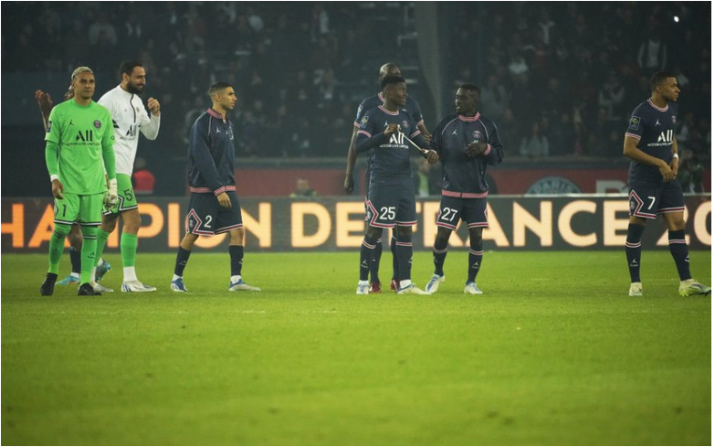 Paríž St. Germain získal 10. titul, fanúšikovia o oslavy nemali záujem