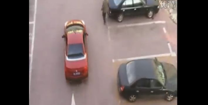 Video: Ako sa to robí, keď vám niekto vyfúkne parkovacie miesto