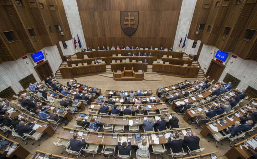 PRIESKUM: Parlamentné voľby by v decembri vyhral Hlas-SD