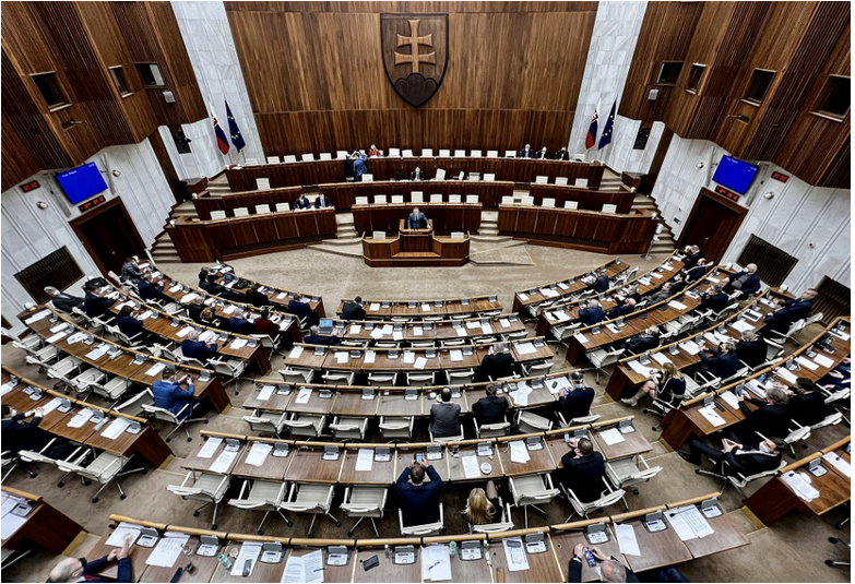 Návrh SaS na zníženie DPH na gastro a zvýšenie dane z liehu neprešiel