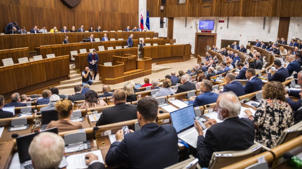 Plénum sa zíde v pondelok na mimoriadnej schôdzi k voľbám a stíhačkám