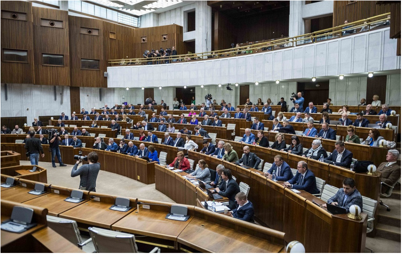 Poslanci NR SR otvorili mimoriadnu schôdzu k situácii v zdravotníctve