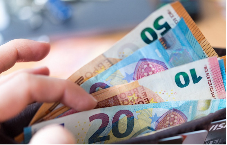 Nemci presúvajú úspory z bánk v zahraničí zo strachu, že o ne prídu