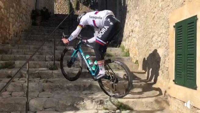 Video: Ísť hore po schodoch na bicykli? Pre Petra Sagana žiadny problém