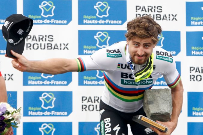 Slovenský cyklista Peter Sagan na stupňoch pre víťazov po jeho triumfe na 116. ročníku prestížnej klasiky Paríž-Roubaix, nazývanej aj „peklo severu“. Roubaix, 8. apríl 2018.