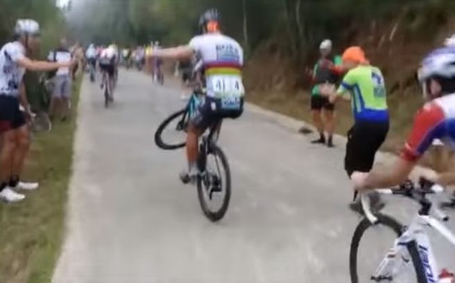 Video: Sagan v ťažkom stúpaní na Vuelte zabavil fanúšikov jazdou na zadnom kolese