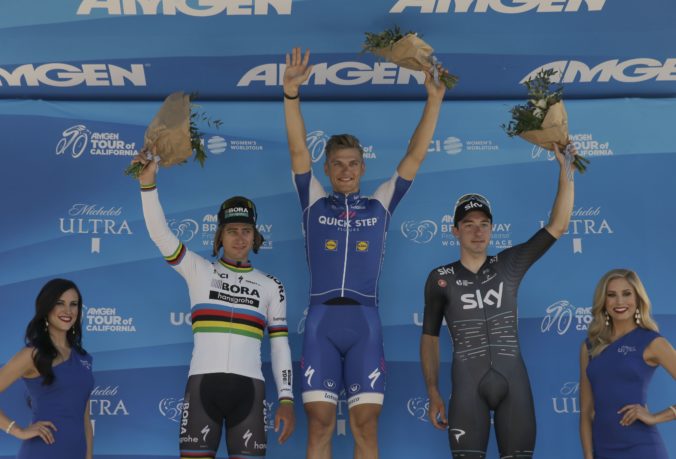 Slovenský cyklista Peter Sagan (vľavo) na stupňoch pre víťazov po úvodnej etape pretekov Okolo Kalifornie, v ktorej obsadil druhú priečku. Z triumfu sa tešil Nemec Marcel Kittel (uprostred) a tretí finišoval Elia Viviani. Sacramento