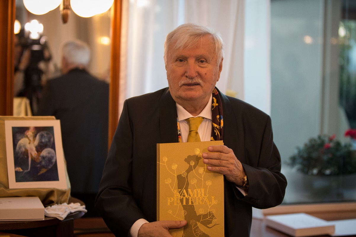 To najlepšie z tvorby Kamila Peteraja nájdete v Zlatej knihe. Ideálny vianočný darček
