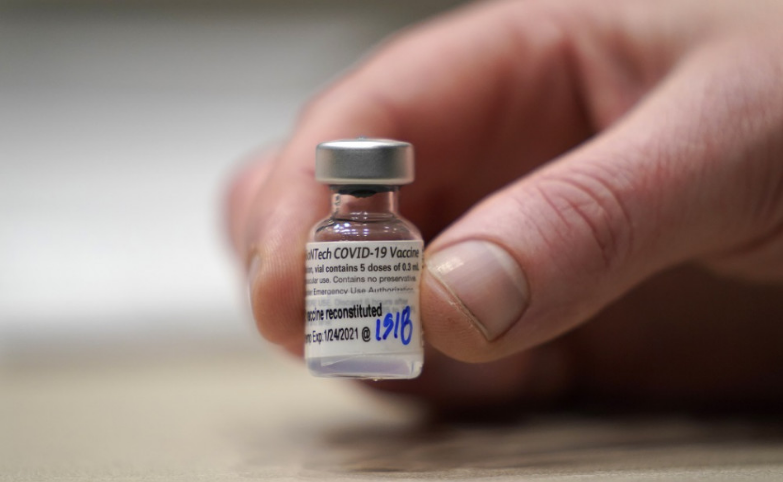 Vakcínami Pfizer a Moderna sa budú očkovať už aj 45-roční