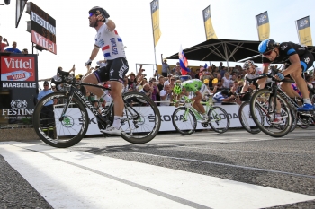 Špurtérsky súboj v závere piatej etapy Tour de France vyhral Mark Cavendish (v bielom). Peter Sagan (v zelenom) finišoval na treťom mieste.