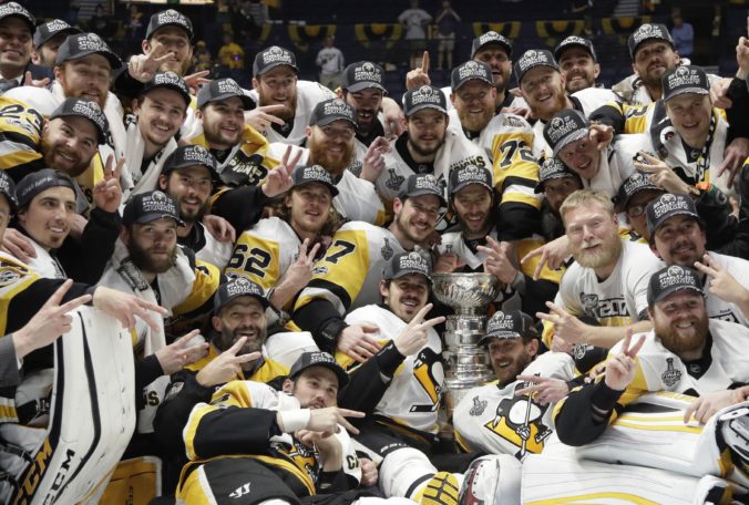 Video: Pittsburgh zvíťazil na ľade “predátorov” a má piaty Stanleyho pohár