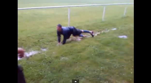 Video: Ako sa vedia chlapi baviť po daždivom futbalovom zápase
