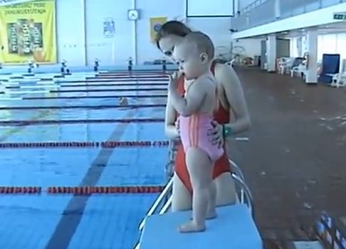 Video: Z malého dievčatka bude určite plavecký šampión