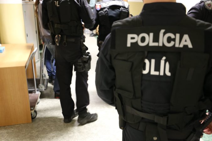 Slovensko zavádza mimoriadne opatrenia, v pohotovosti je tisícka policajtov