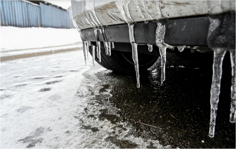 Dopravu na cestách v nedeľu ráno komplikuje poľadovica i sneženie