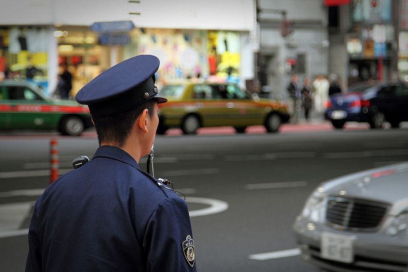 Policajta suspendovali, pohryzol muža do semenníkov