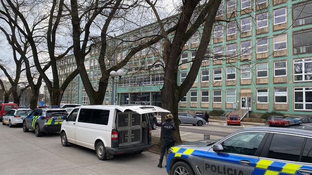 Bratislavskí policajti zasahujú v budove Univerzity Komenského. Osoba sa vyhráža, že má bombu a že sa odpáli