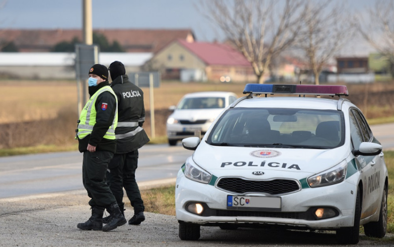 Polícia avizuje intenzívnejšie kontroly opatrení v Trenčianskom kraji