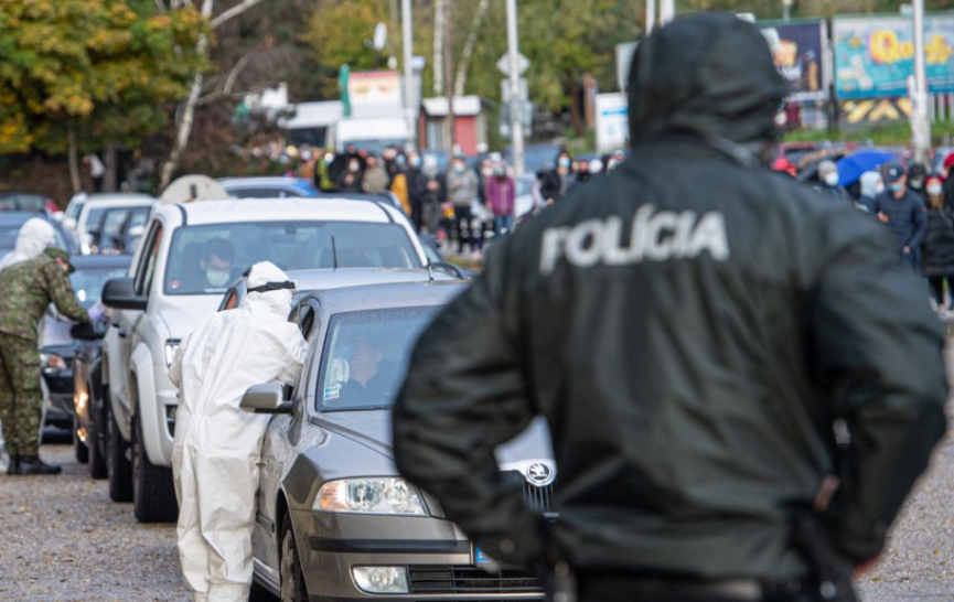 Pred nástupom do služby bolo pozitívne testovaných viacero policajtov.