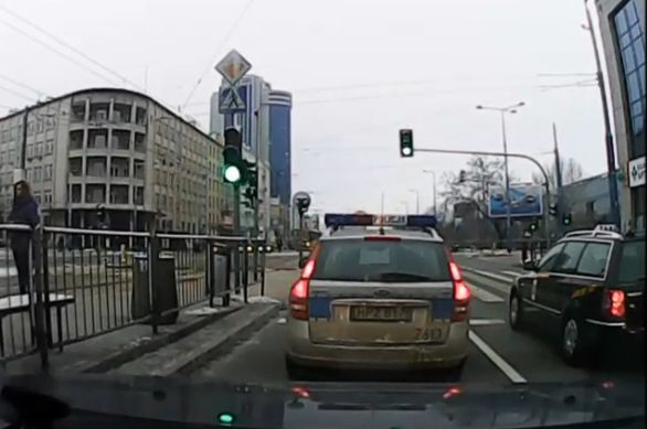 Video: Policajné pomáhať a chrániť na ruský štýl