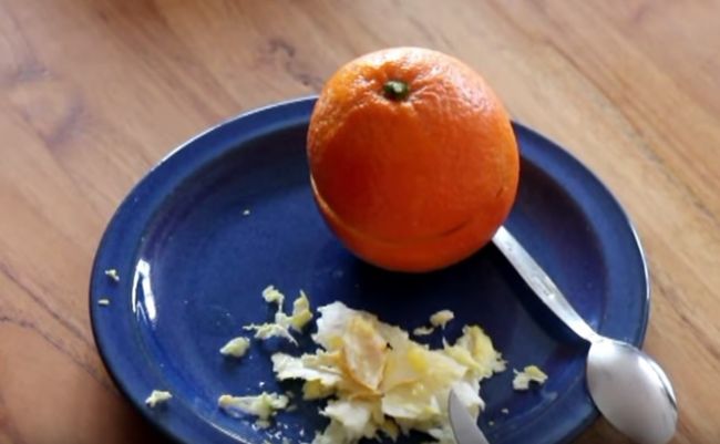 Ako ošúpať pomaranč pomocou lyžičky?