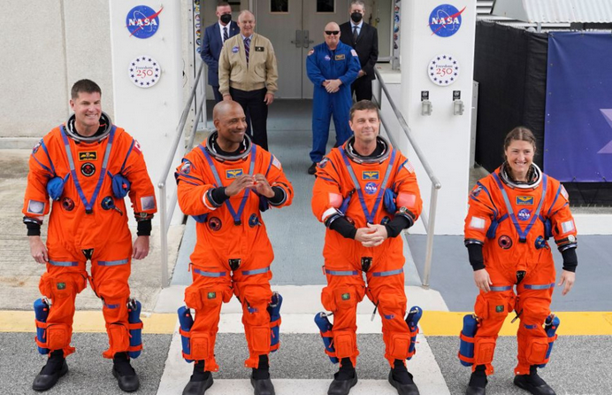 Na palube Orionu sú astronauti amerického Národného úradu pre letectvo a vesmír (NASA)