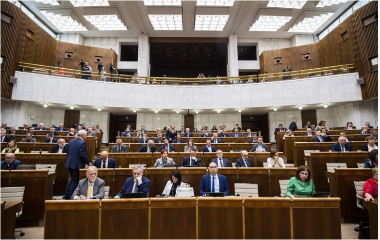 Poslanci začali popoludní schôdzu, očakáva sa vyše 200 bodov programu