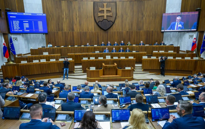 Poslanci Národnej rady (NR) SR prelomili veto prezidenta a schválili zákon o zmene ÚOO na nový úrad