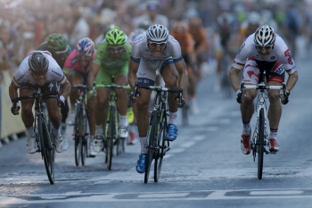 Parížsku bitku špurtérov vyhral Nemec Marcel Kittel (uprostred), slovenský cyklista Peter Sagan (v zelenom) finišoval na skvelom štvrtom mieste.