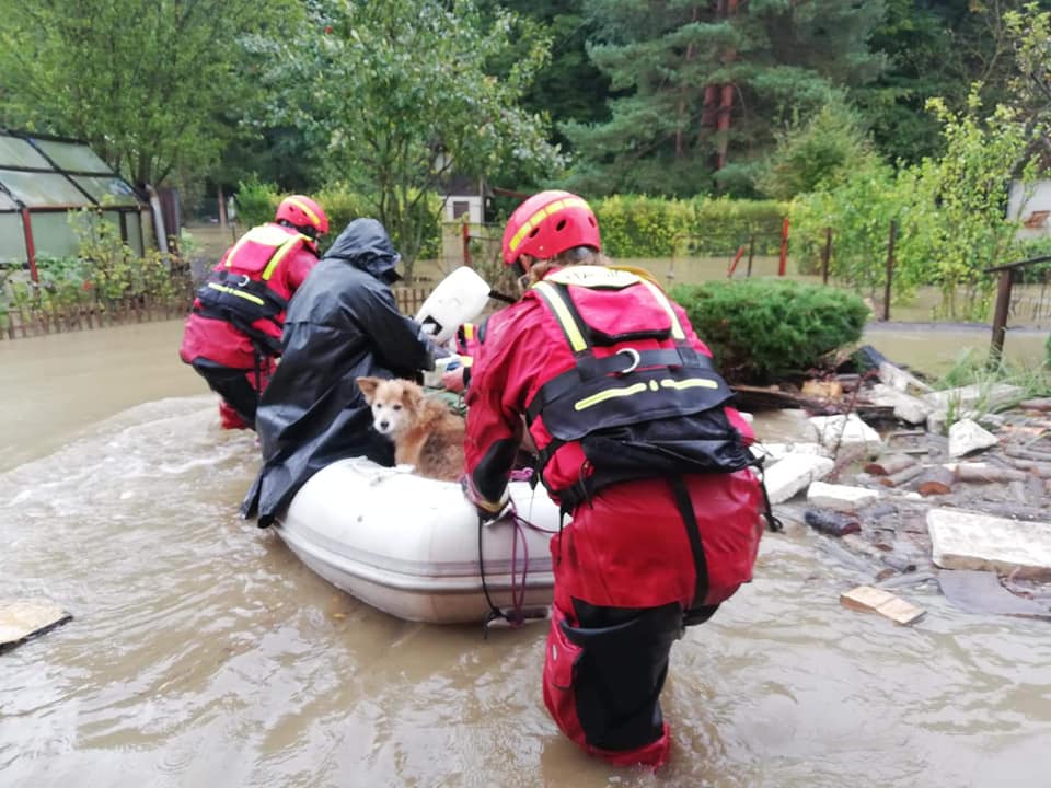 Slovensko zasiahli povodne, kritická situácia je na viacerých miestach (foto)