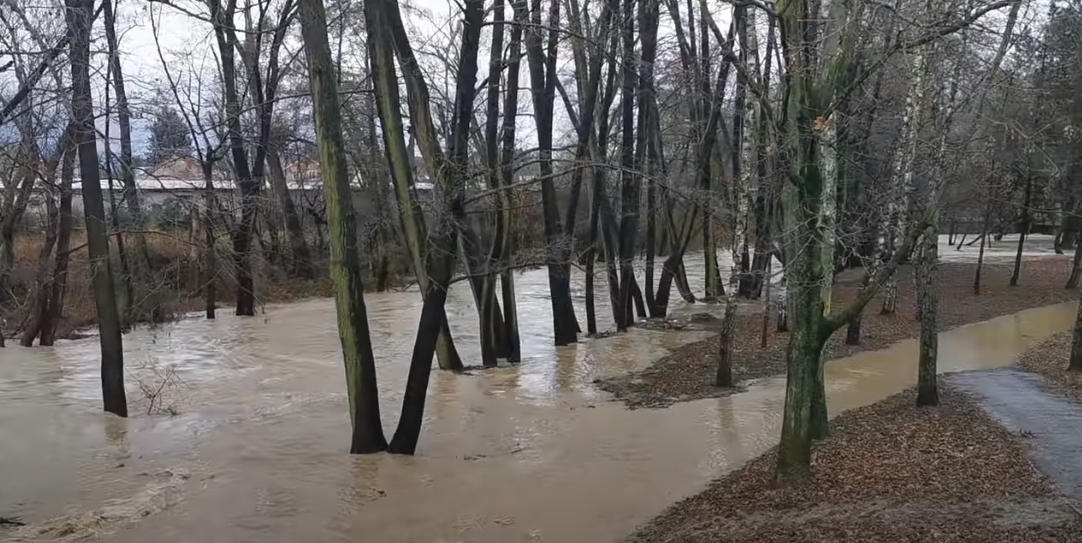 Hydrometeorologický ústav upozorňuje na silný dážď aj povodne