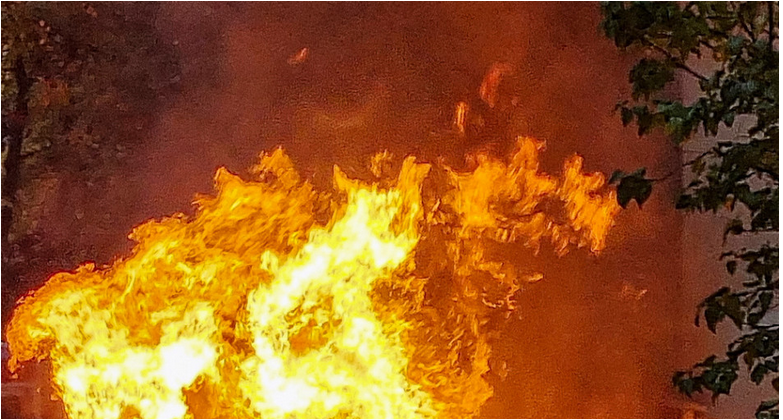 Blízko Dubrovníka bojujú s plameňmi, požiar poháňa hurikánový vietor