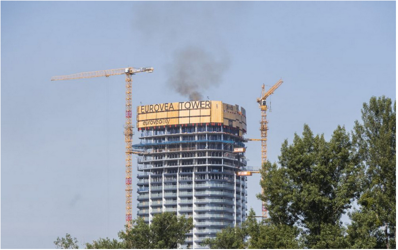POŽIAR V BRATISLAVE: Horí strecha výškovej budovy mrakodrapu Eurovea Tower