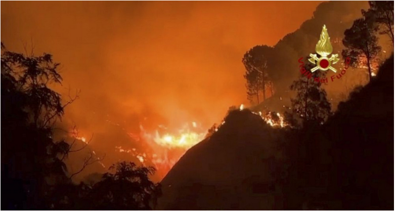 VIDEO: Na Sicílii horí vzácne nálezisko, evakuovali turistov