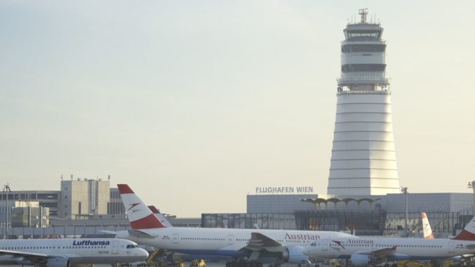 Slováci majú už len pár dní, aby sa dostali domov cez Schwechat. Letisko ruší všetky lety