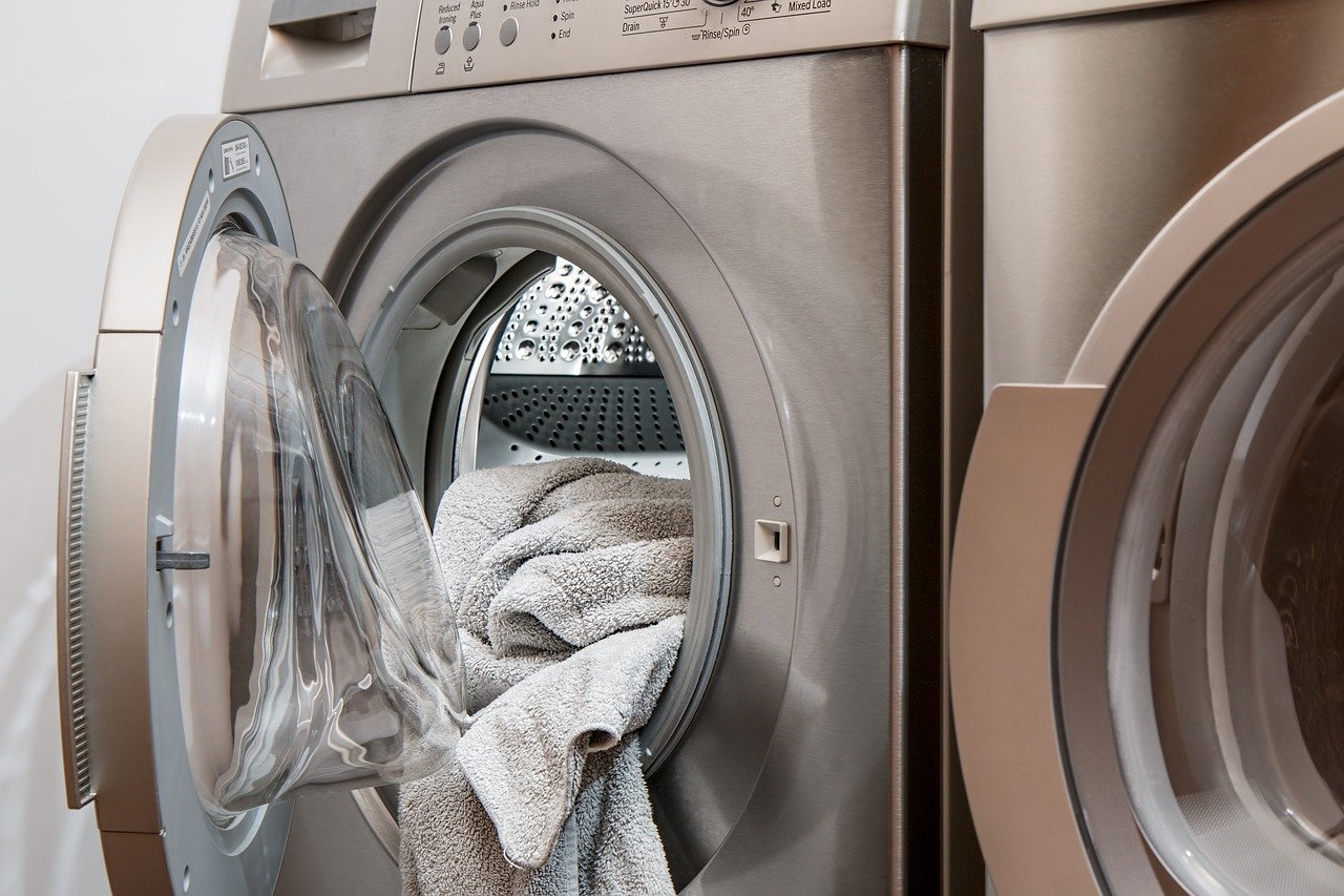 Pri najbližšom praní skúste dať do práčky aj cukor: Špinavé prádlo ani nespoznáte!