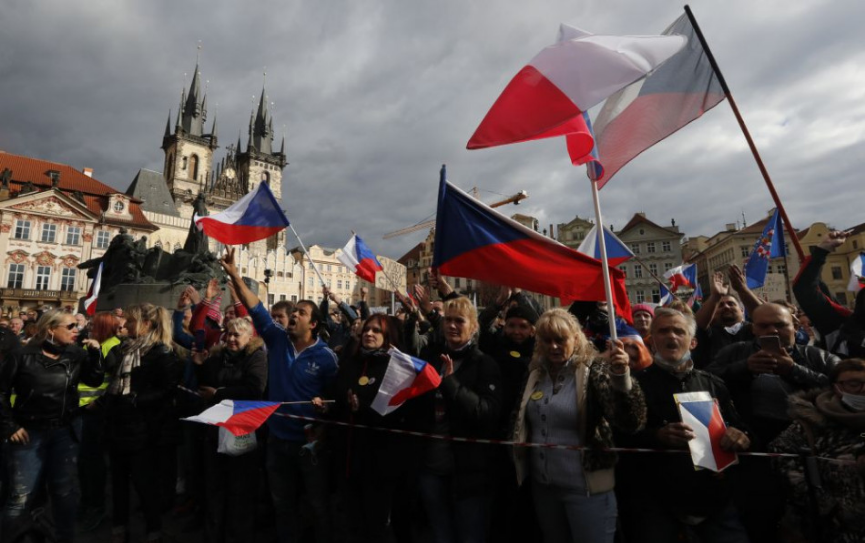 Video: V Prahe zasahovala proti demonštrantom polícia, nasadila aj vodné delá