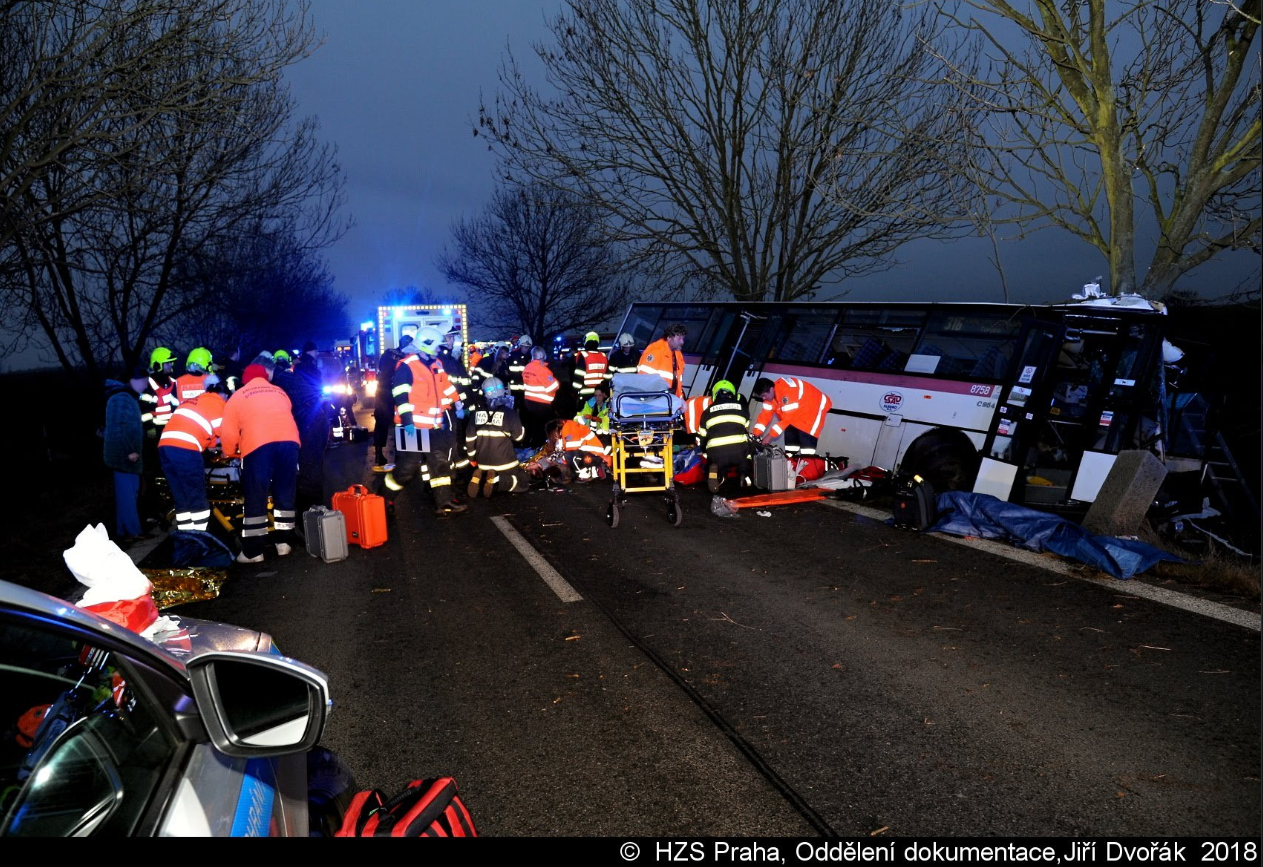 FOTO: Pri Prahe havaroval autobus, traja mŕtvi a najmenej 30 zranených