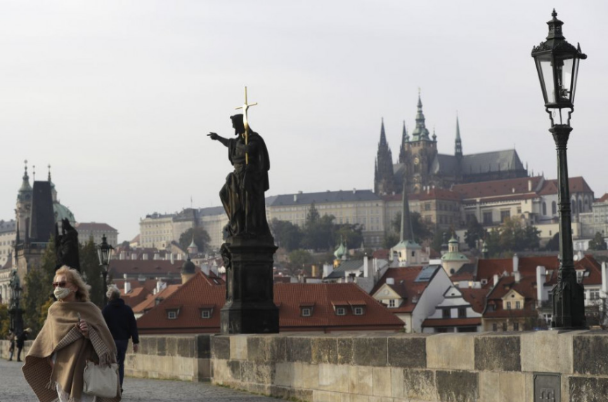 Českej republike zaznamenali za pondelok 9241 nových prípadov nákazy koronavírusom