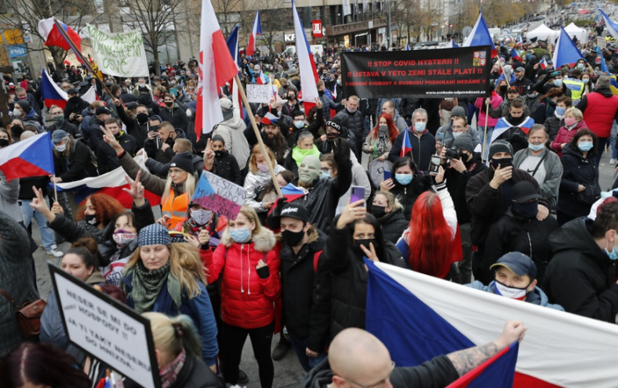 Vyše tisíc ľudí protestovalo v Prahe proti epidemiologickým opatreniam