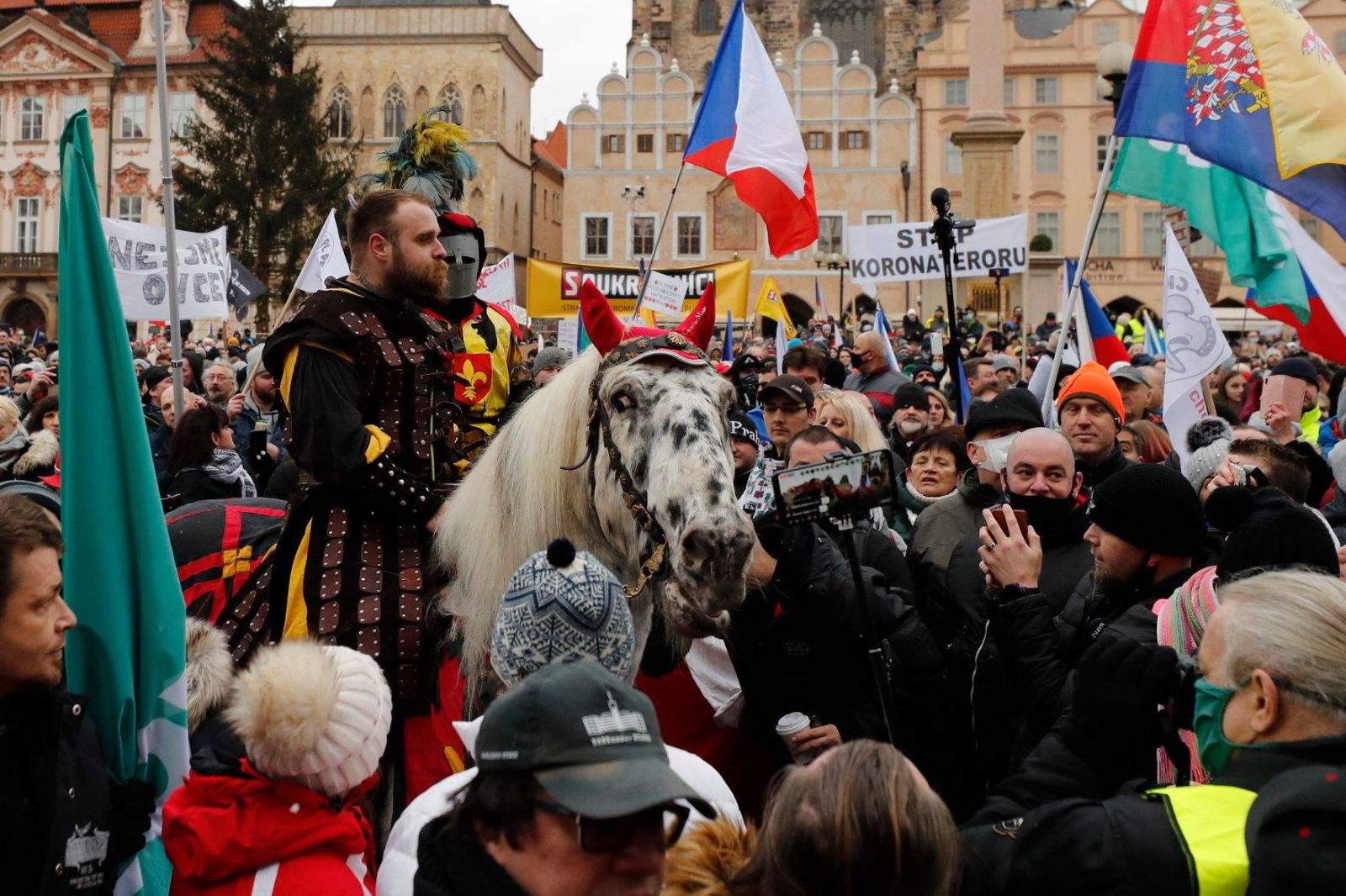 Foto: V Prahe sa konal ďalší protest proti opatreniam, prišli tisícky ľudí