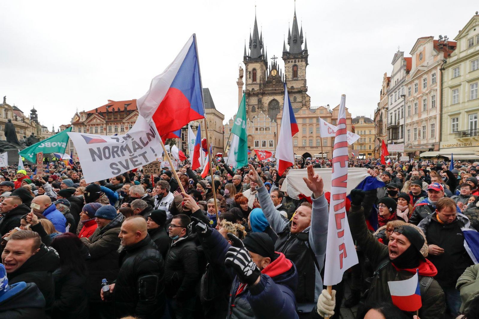 Foto: V Prahe sa konal ďalší protest proti opatreniam, prišli tisícky ľudí