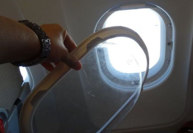 Video: Prekvapenému cestujúcemu v lietadle spadlo do lona okno