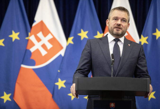 Prvý potvrdený prípad nákazy koronavírusom máme aj na Slovensku. Oznámil to v piatok na tlačovej konferencii premiér Peter Pellegrini.