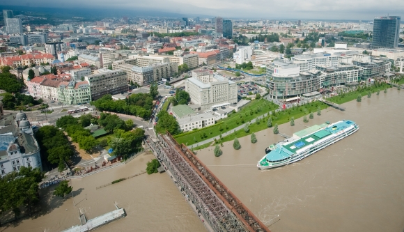 Letecký pohľad na zaplavené oblasti dunajského nábrežia počas kontrolného letu vrtuľníkom letky Ministerstva vnútra SR za účasti predsedu vlády SR. Bratislava, 4. jún 2013.