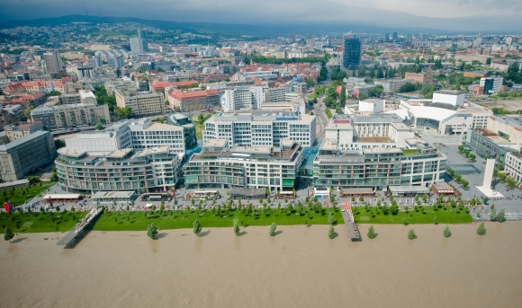 Letecký pohľad na zaplavené oblasti dunajského nábrežia počas kontrolného letu vrtuľníkom letky Ministerstva vnútra SR za účasti predsedu vlády SR. Bratislava, 4. jún 2013.