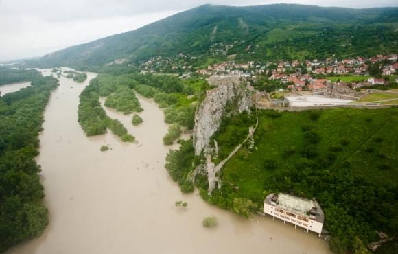 Letecký pohľad na zaplavené oblasti dunajského nábrežia počas kontrolného letu vrtuľníkom letky Ministerstva vnútra SR za účasti predsedu vlády SR. Bratislava, 4. jún 2013.