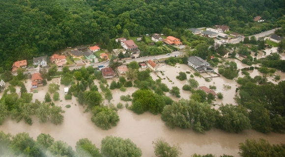 Letecký pohľad na zaplavené oblasti dunajského nábrežia počas kontrolného letu vrtuľníkom letky Ministerstva vnútra SR za účasti predsedu vlády SR. Bratislava, 4. jún 2013.