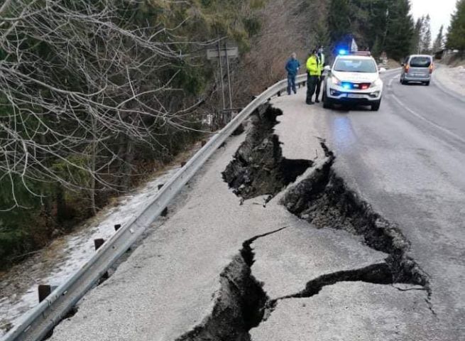 Premávku na ceste prvej triedy I/10 z Bytče do Makova komplikuje prepadnutá komunikácia.